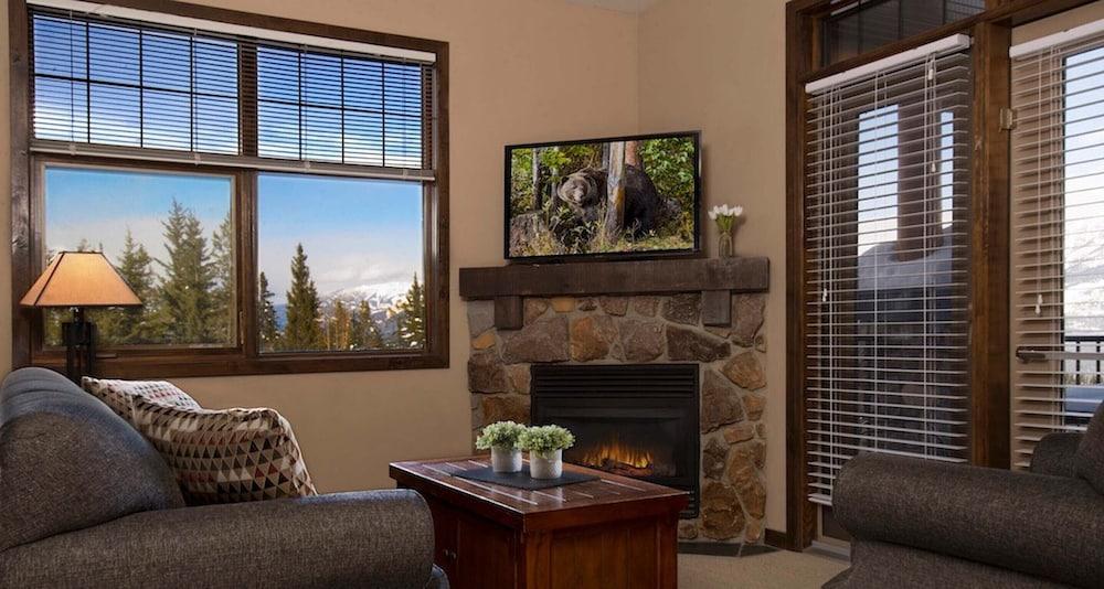Glacier Mountaineer Lodge Голдън Екстериор снимка