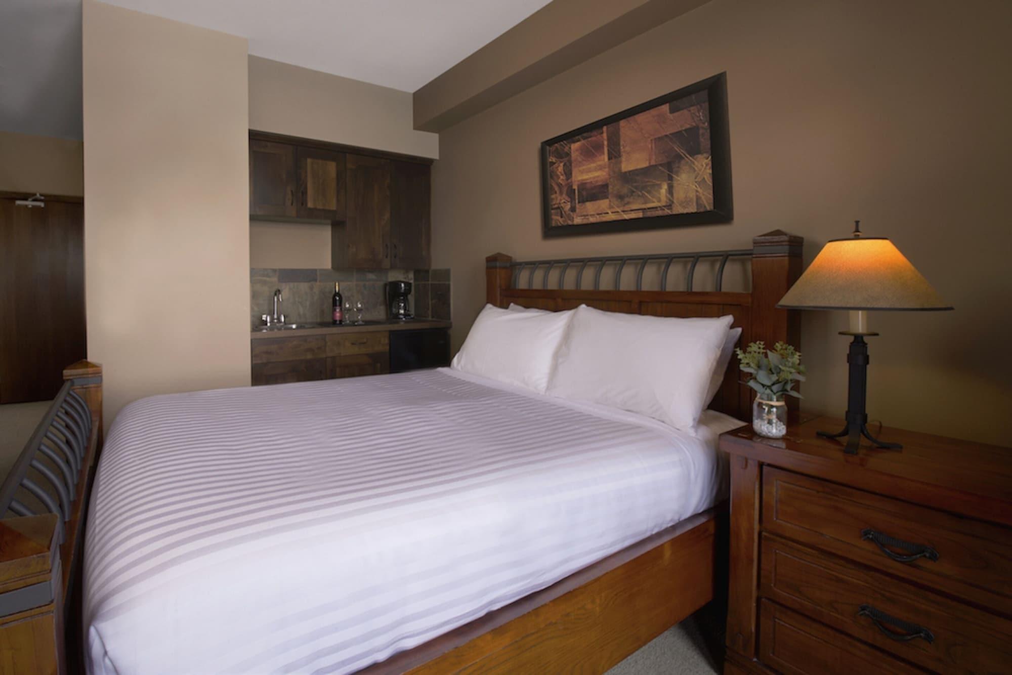 Glacier Mountaineer Lodge Голдън Екстериор снимка