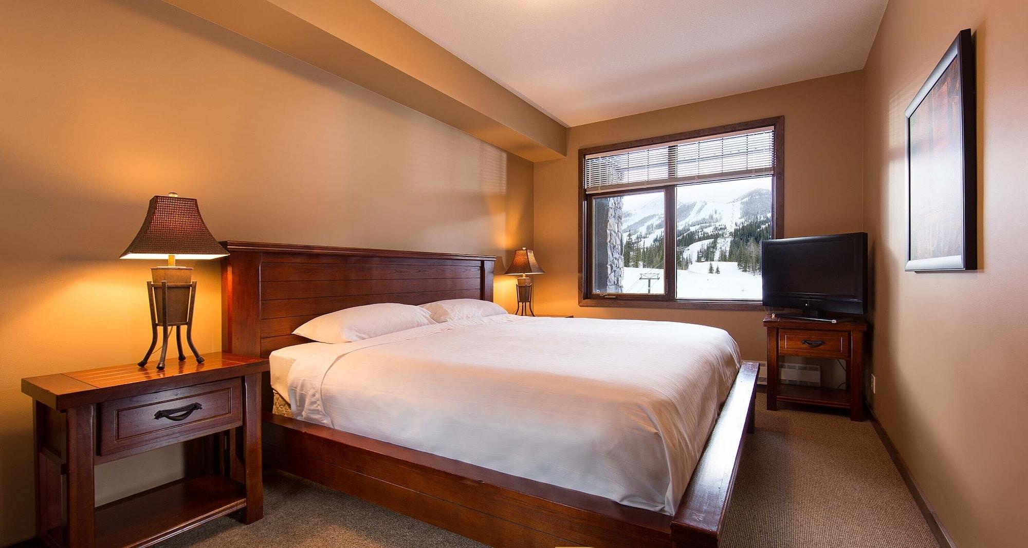 Glacier Mountaineer Lodge Голдън Екстериор снимка
