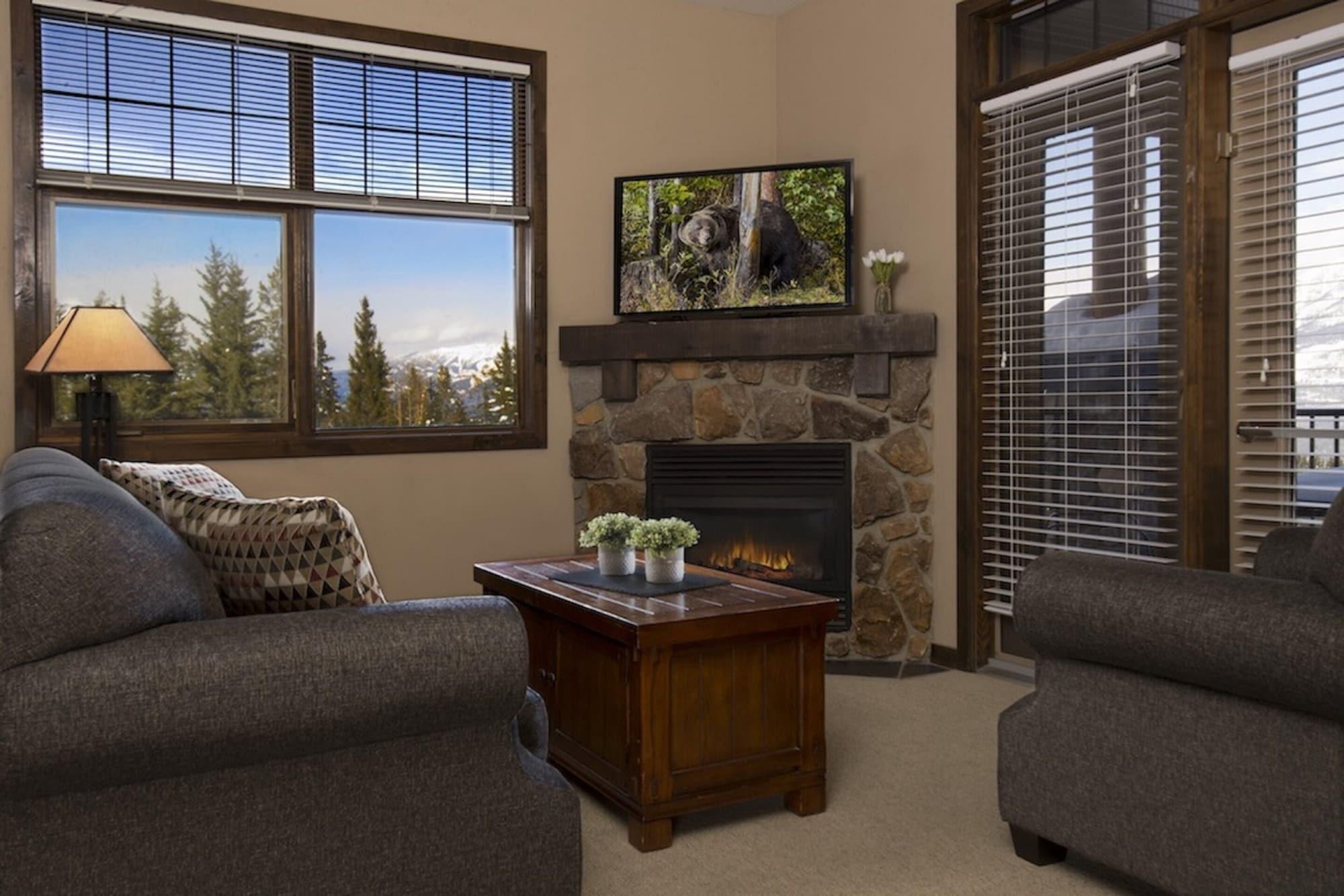 Glacier Mountaineer Lodge Голдън Екстериор снимка