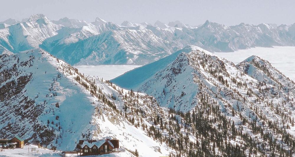 Glacier Mountaineer Lodge Голдън Екстериор снимка