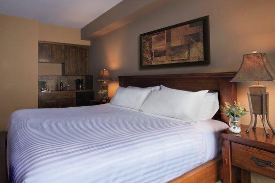 Glacier Mountaineer Lodge Голдън Стая снимка