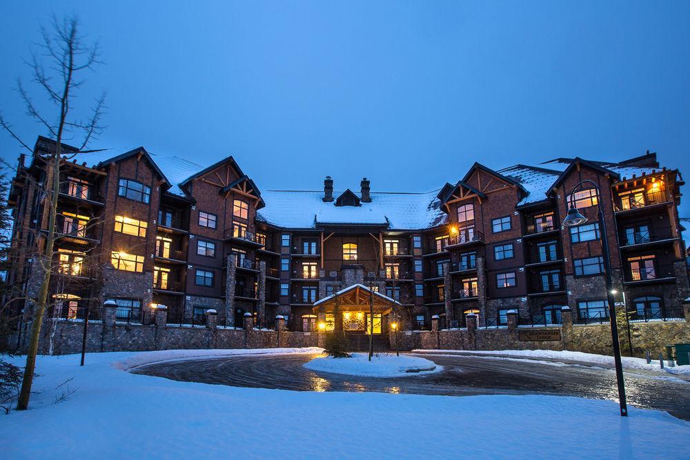 Glacier Mountaineer Lodge Голдън Екстериор снимка