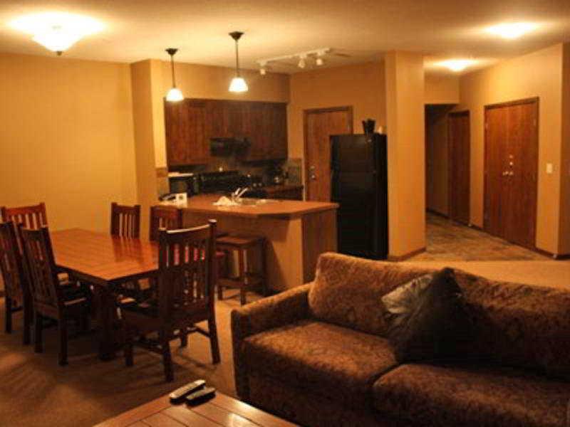 Glacier Mountaineer Lodge Голдън Стая снимка