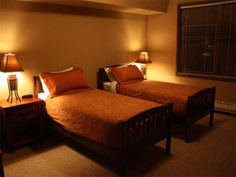 Glacier Mountaineer Lodge Голдън Стая снимка