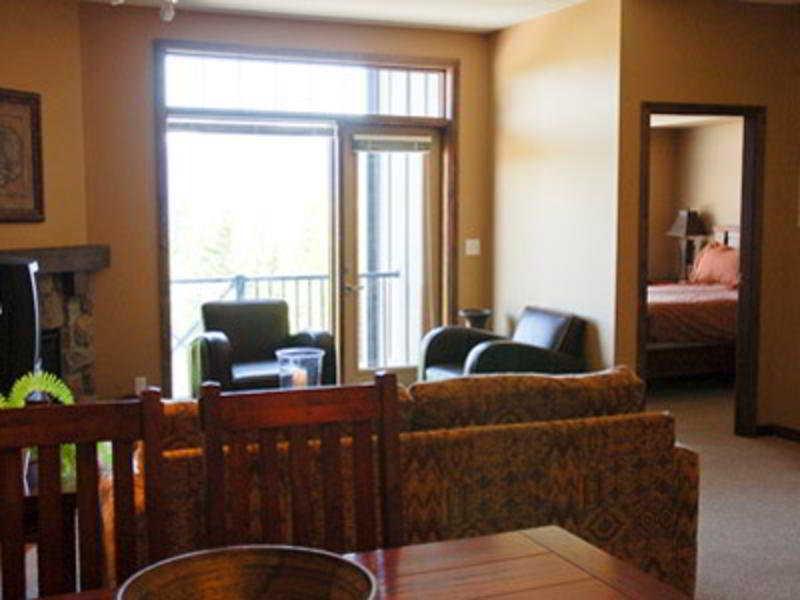Glacier Mountaineer Lodge Голдън Стая снимка