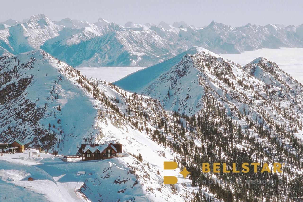 Glacier Mountaineer Lodge Голдън Екстериор снимка
